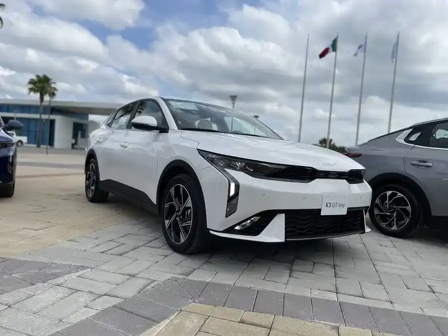 Xe Kia K3 - Giá 549 triệu VND