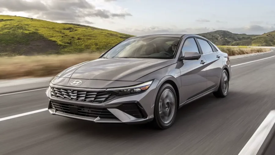 Xe Hyundai Elantra - Giá 599 triệu VND