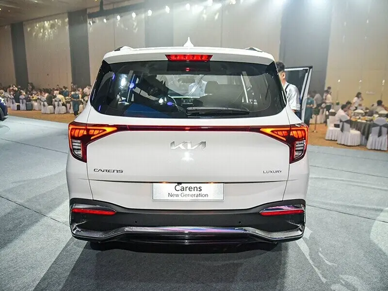 Đuôi xe kia Carens 2024