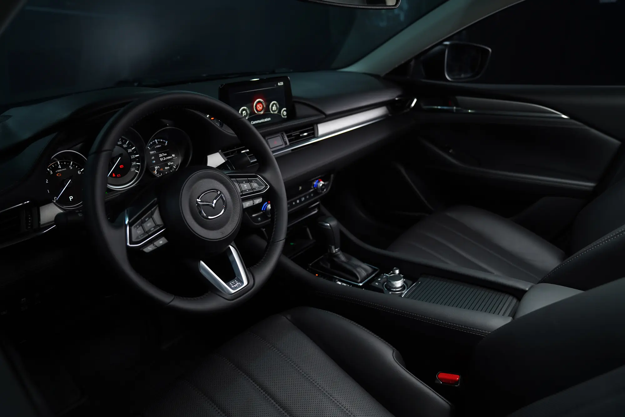 Khoang lái Mazda 6 2024