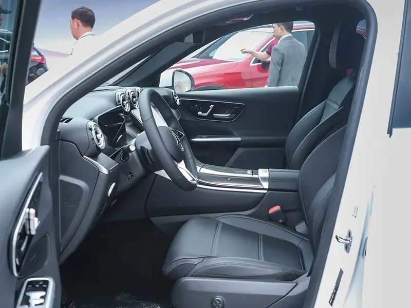 Khoang lái Mercedes GLC 200 2024