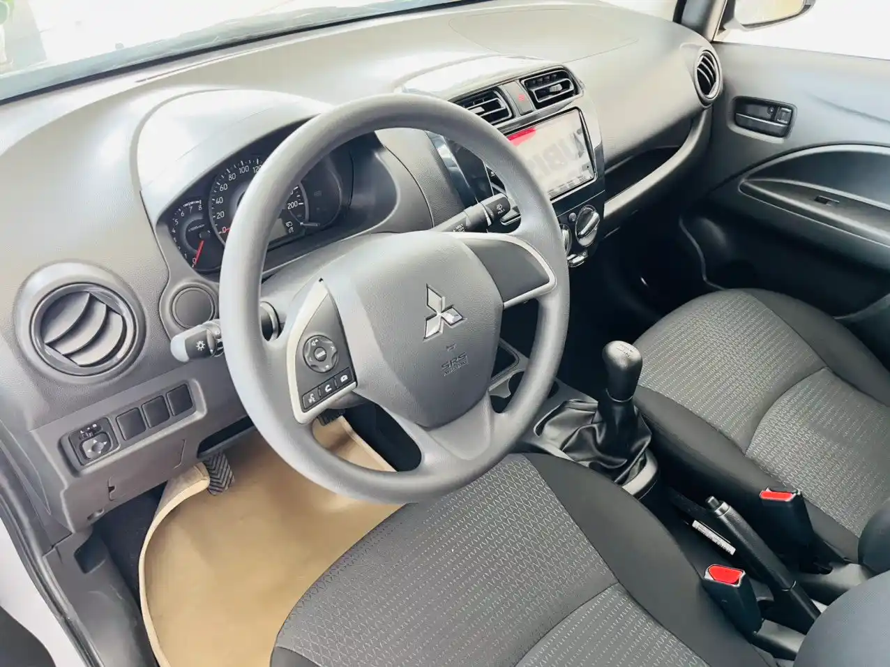 Khoang lái Mitsubishi Attrage 2024