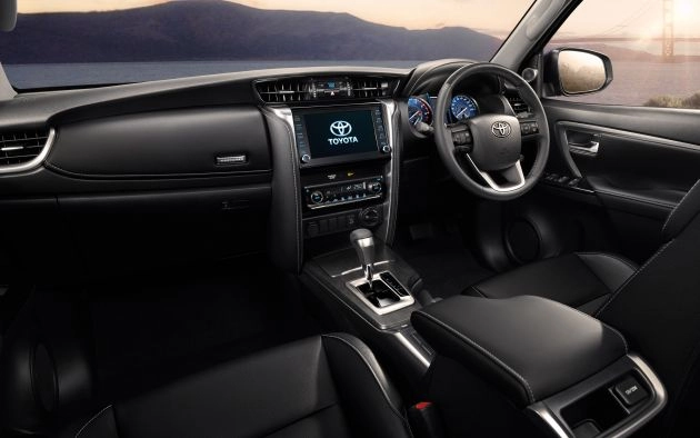Đánh giá nội thất Toyota fortuner legender