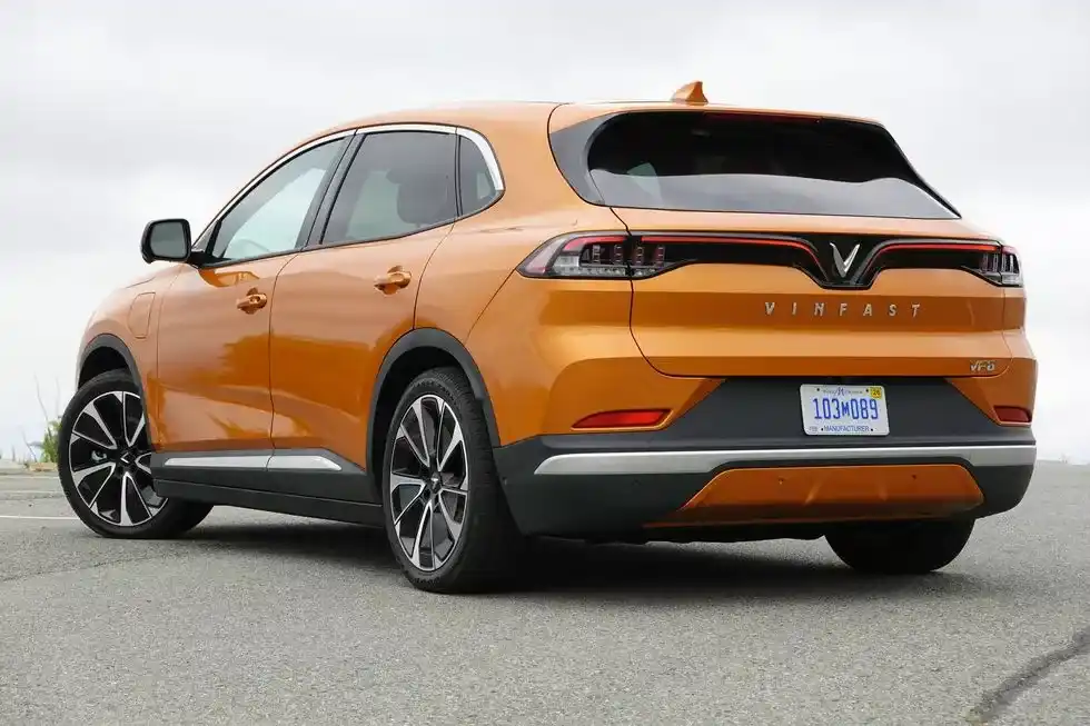 đuôi xe Vinfast VF8 2024