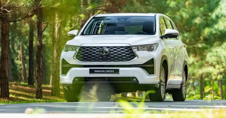 Giá xe innova cross 2024 dao động từ 810.000.000 VNĐ đến 990.000.000 VNĐ