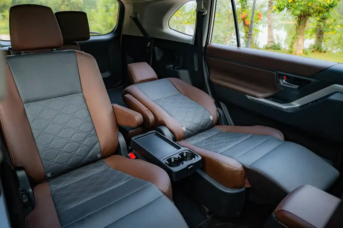 Khoang hành khách Innova Cross