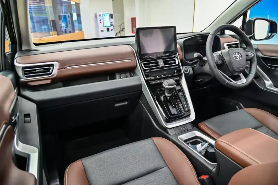 Đánh giá nội thất innova cross 2024