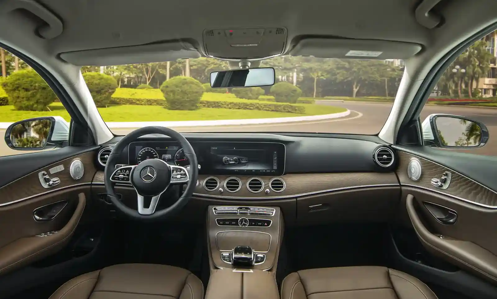 Khoang lái Mercedes E200