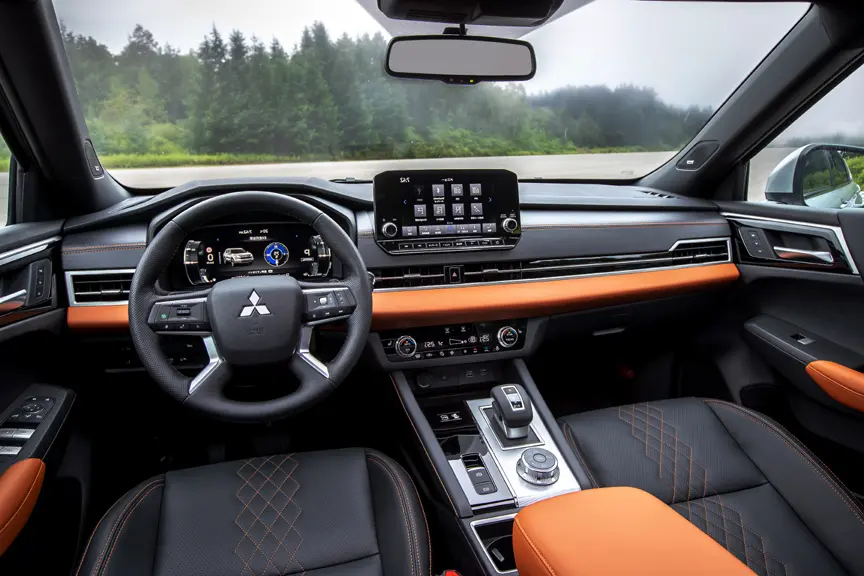 Khoang lái Mitsubishi Outlander