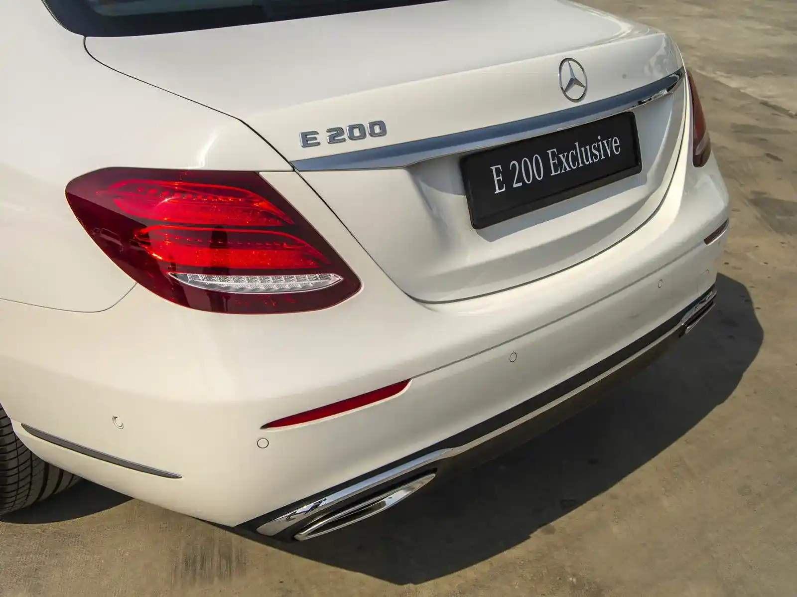 đuôi xe Mercedes E200