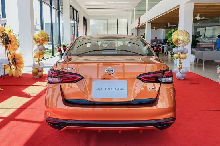 đuôi xe Nissan Almera