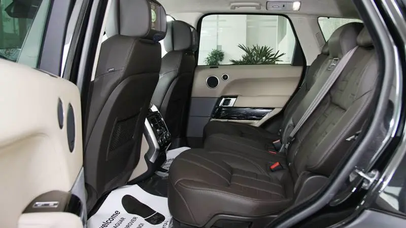 khoang hành khách Xe range rover 7 chỗ