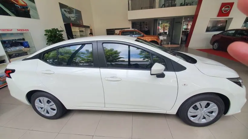 thân xe Nissan Almera