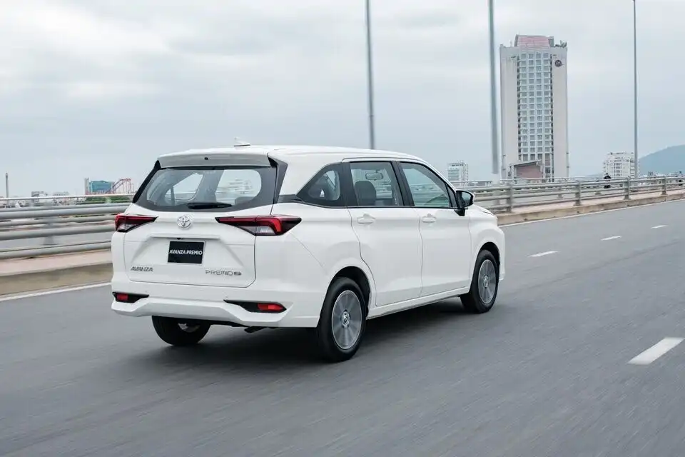 đuôi xe Toyota avanza Premio 7 chỗ