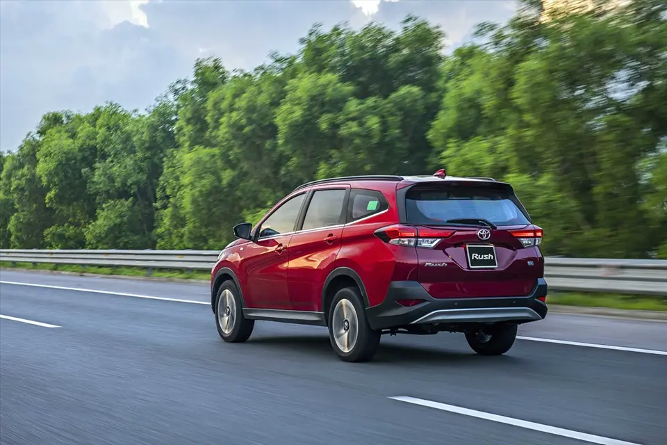 đuôi xe toyota rush