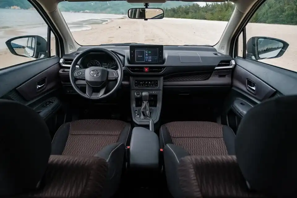 khoang lái Toyota avanza Premio 7 chỗ