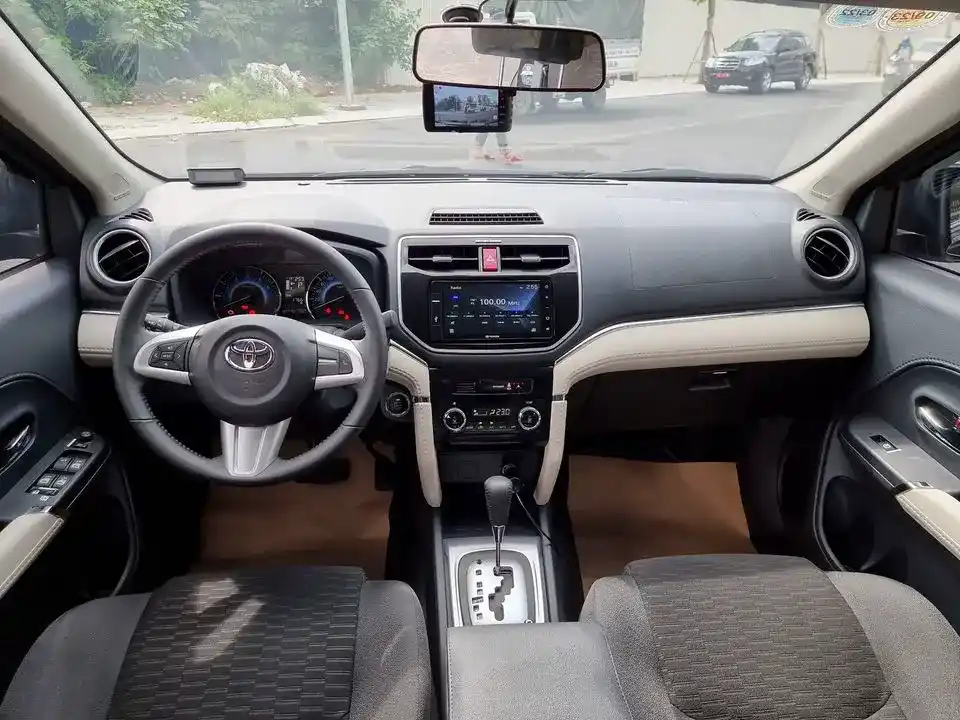 khoang lái toyota rush