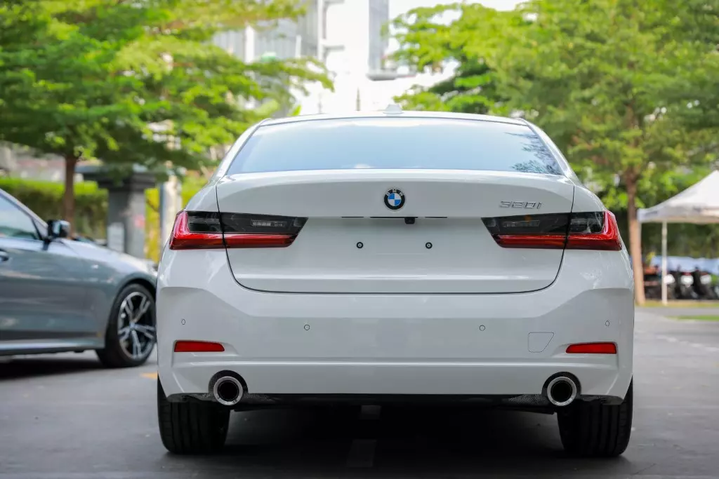 đuôi xe xe bmw 320i