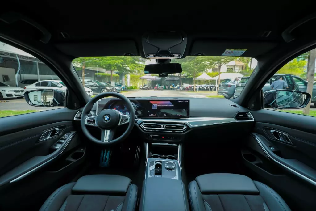 khoang lái xe bmw 320i