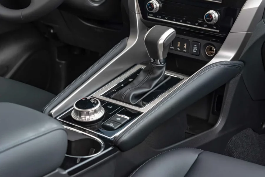 nội thất Mitsubishi Pajero Sport