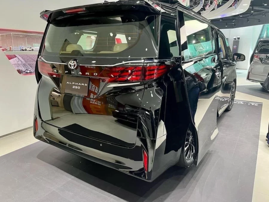 đuôi xe Toyota Alphard
