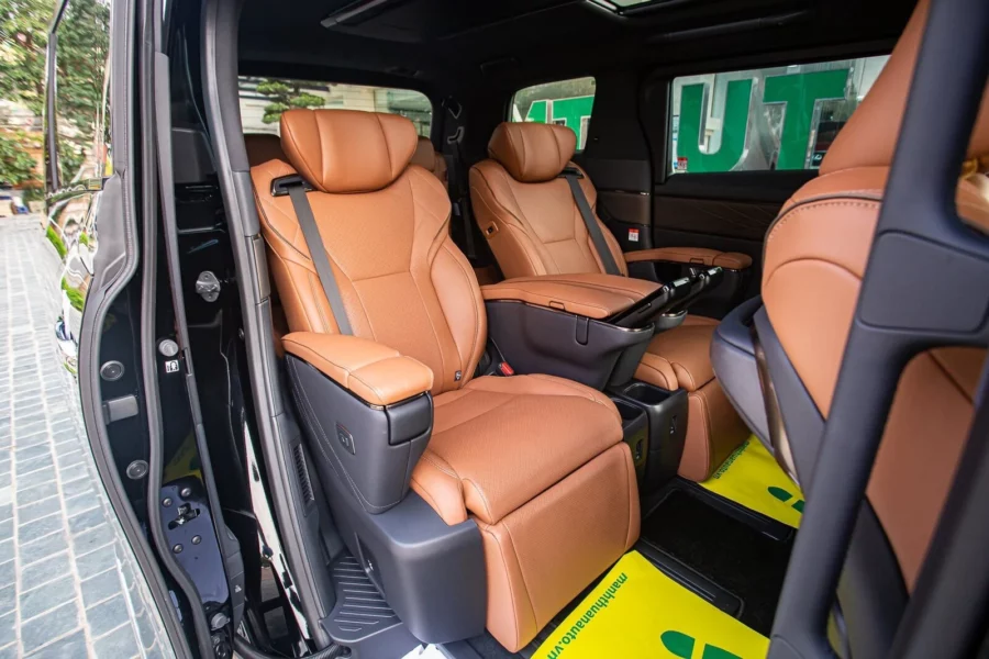 khoang hành khách Toyota Alphard