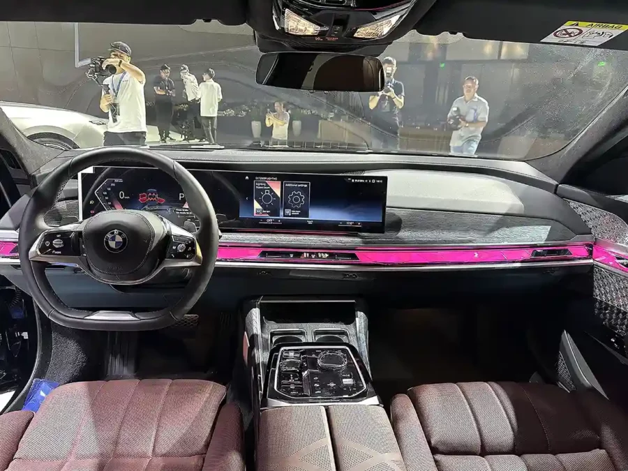 khoang lái BMW Series 7