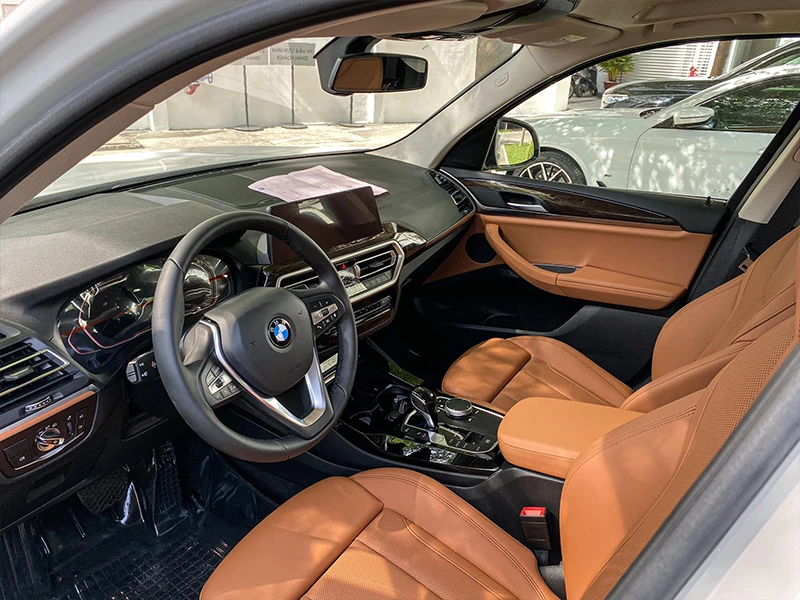 khoang lái BMW X3