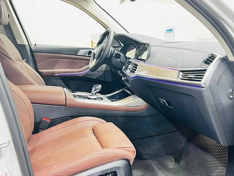 khoang lái BMW X7