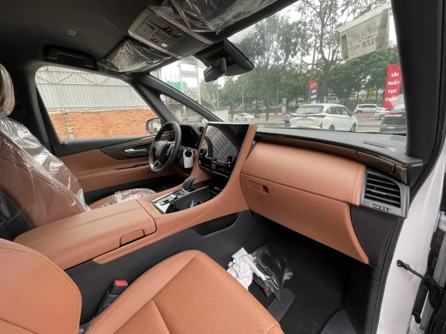 khoang lái Toyota Alphard