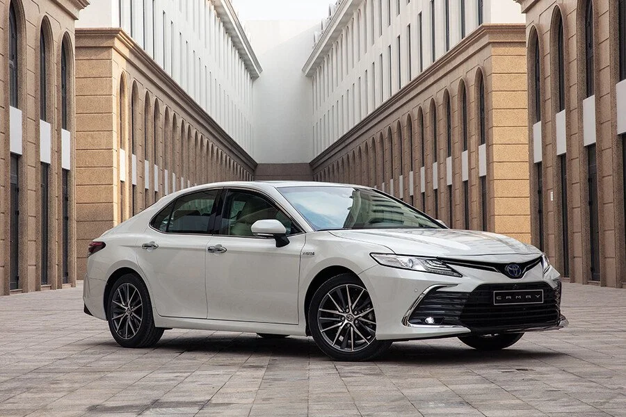 Giá xe Toyota Camry 2.0q có Giá niêm yết: 1 tỷ 185 triệu VNĐ