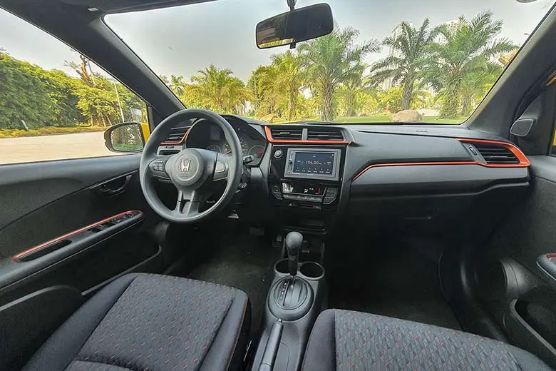 Khoang lái Honda Brio bản G
