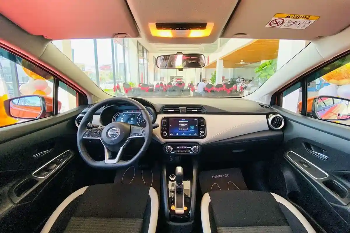 Khoang lái Nissan Almera