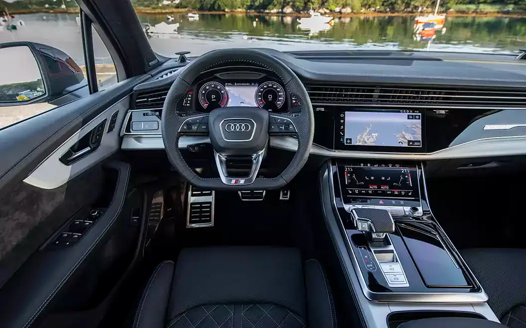 khoang lái Audi Q7