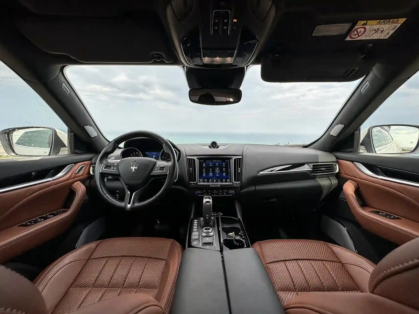 khoang lái Maserati Levante