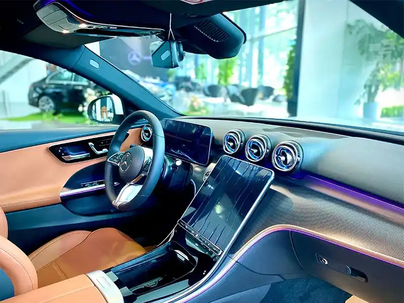 khoang lái Mercedes c200