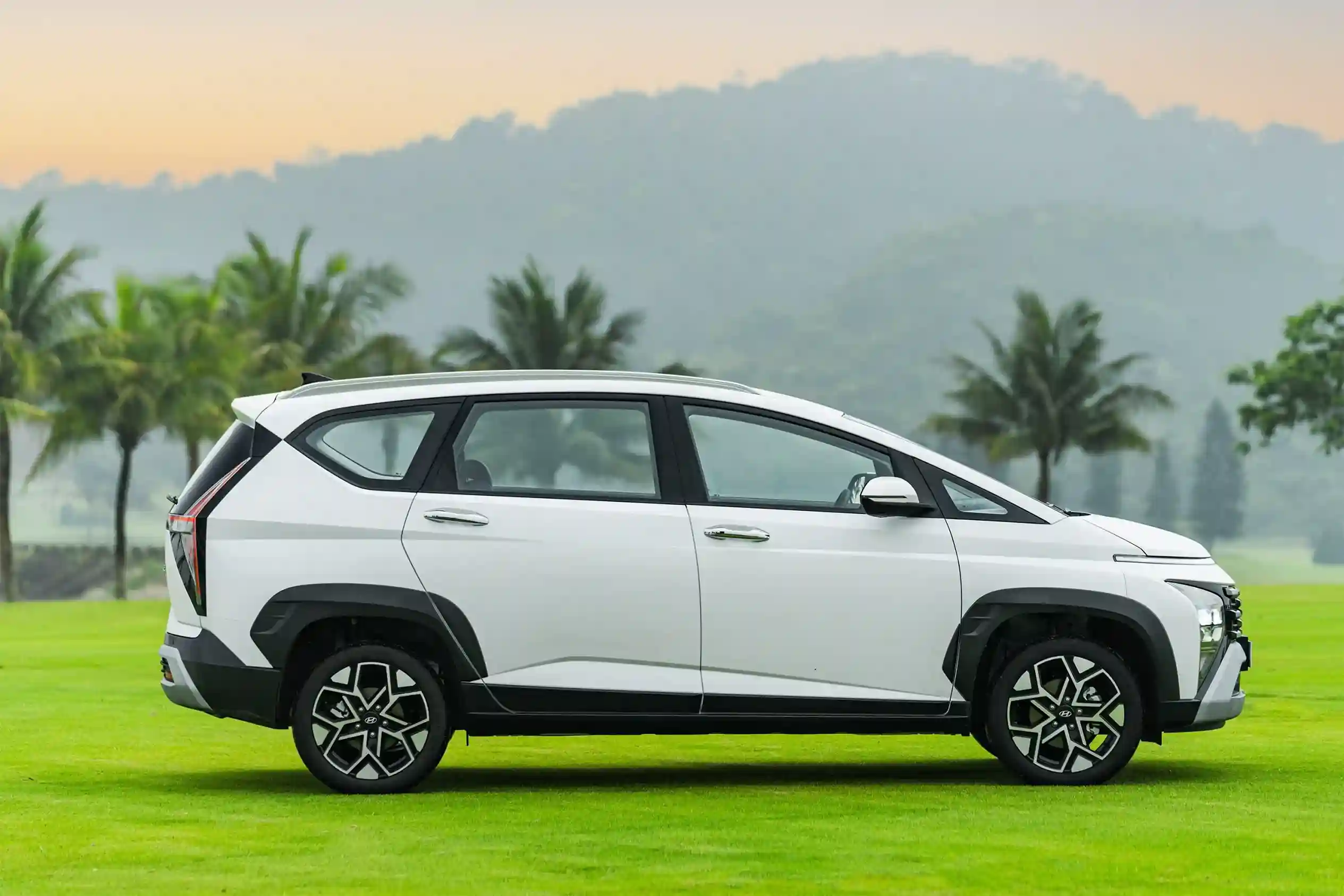 thân xe Hyundai Stargazer