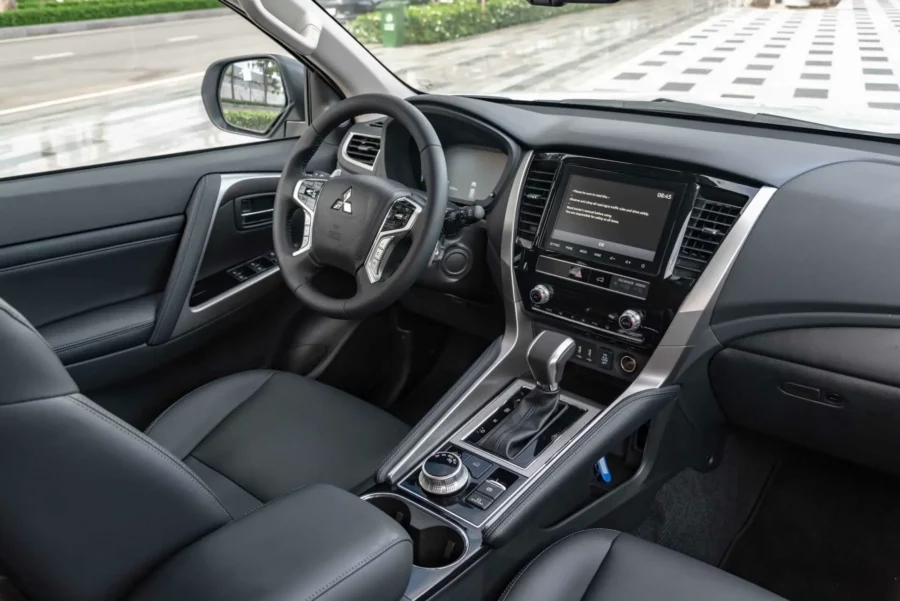 khoang lái Mitsubishi Pajero Sport