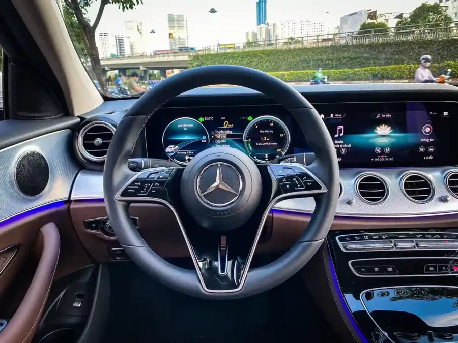 khoang lái mercedes e180