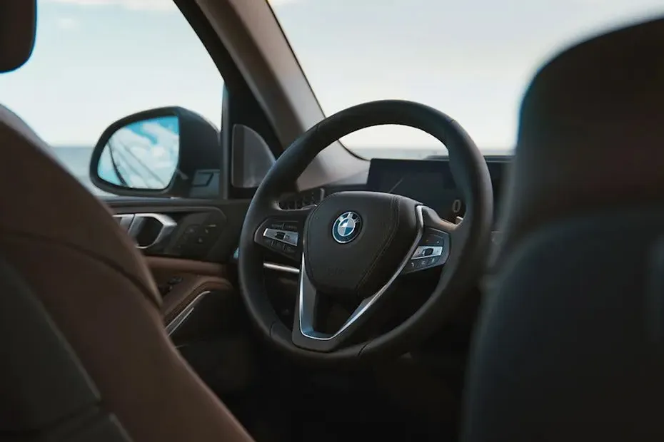 khoang lái BMW X5