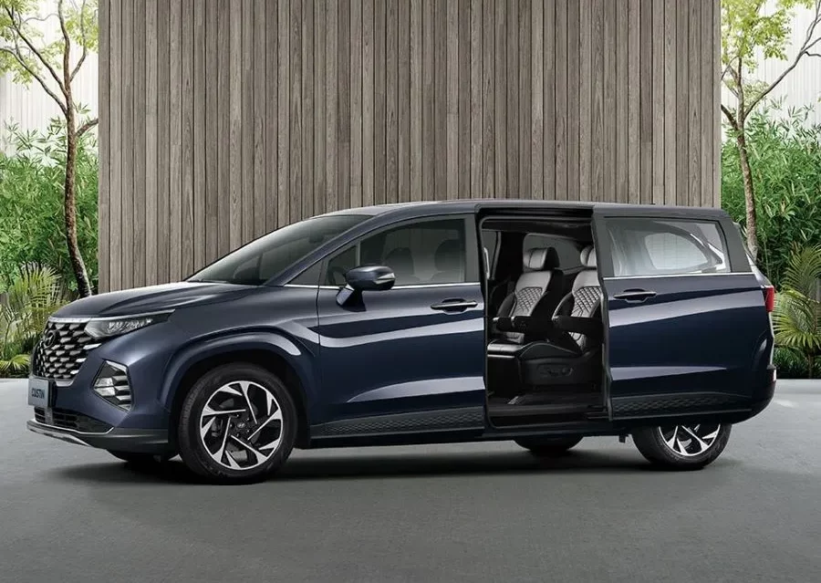 Hyundai Custin 2023 có ba phiên bản để khách hàng lựa chọn: phiên bản 1.5T GDi Tiêu Chuẩn, phiên bản 1.5T GDi Đặc Biệt và phiên bản 2.0T GDi Cao Cấp. Mỗi phiên bản này có giá niêm yết khác nhau: 850.000.000 VNĐ
