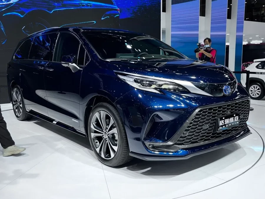 Giá xe Toyota Granvia là 3,072 tỷ VNĐ
